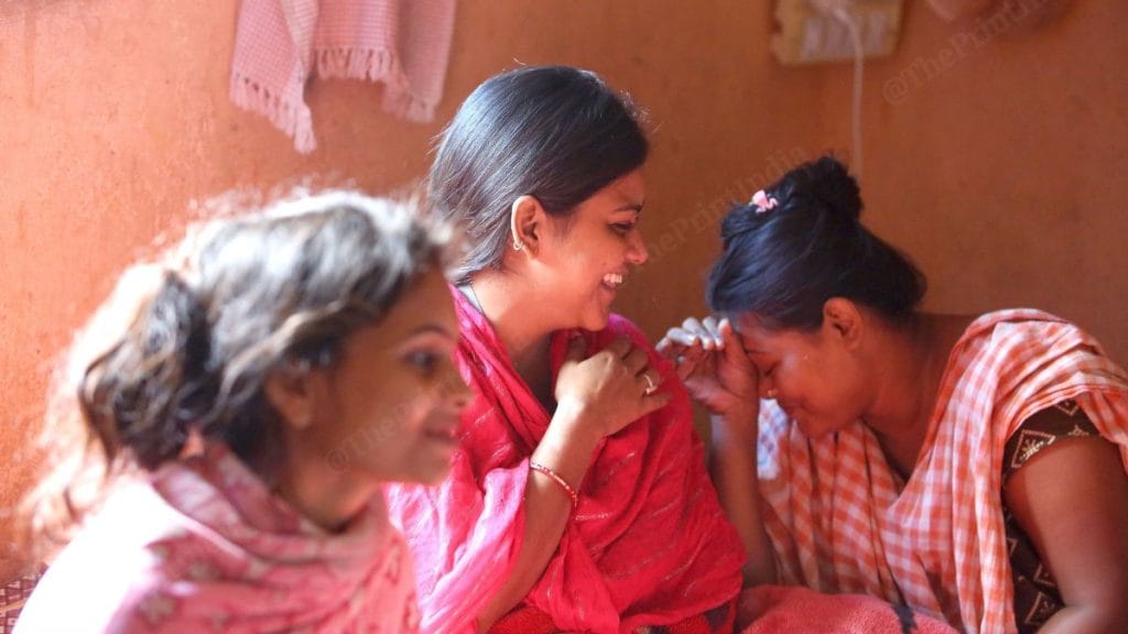 देवरिया में अपने घर पर डांसर्स | फोटो: प्रवीण जैन/दिप्रिंट