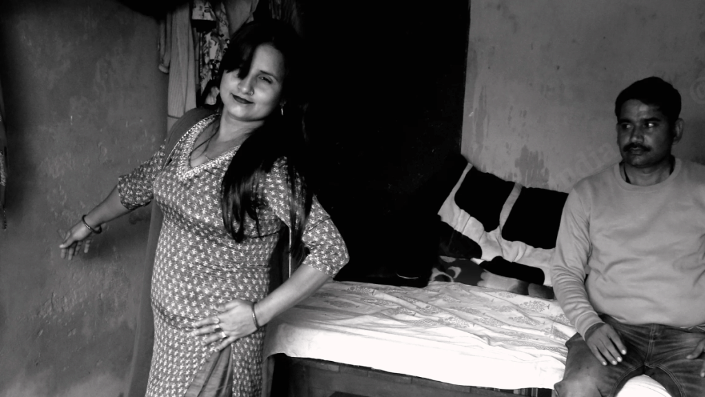 करिश्मा अपनी कमर हिलाती हैं, अपने बालों में उंगलियां फेरती आंख मारती हैं — सौदा पक्का करने के लिए इतना काफी है | फोटो: प्रवीण जैन/दिप्रिंट