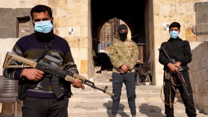 सीरियाई विद्रोहियों द्वारा बशर अल-असद को सत्ता से बेदखल करने की घोषणा के बाद, अलेप्पो के गढ़ में हथियारों के साथ विद्रोहियों की फाइल फोटो | रॉयटर्स