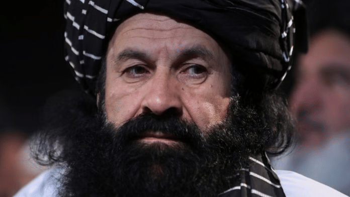 अफ़ग़ान तालिबान के शरणार्थी और प्रत्यावर्तन मंत्री हाजी खलील उर रहमान हक्कानी की फ़ाइल फ़ोटो, 24 अप्रैल, 2022 को अफ़ग़ानिस्तान के काबुल में तालिबान के दिवंगत नेता और संस्थापक मुल्ला मोहम्मद उमर की पुण्यतिथि में भाग लेते हुए। रॉयटर्स/अली खरा