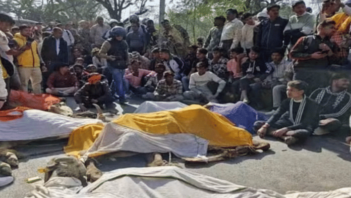 स्थानीय लोगों और प्रदर्शनकारियों ने जंगल में पाए गए गाय के शवों को घेर लिया | फोटो: आमिर कुरेशी/दिप्रिंट