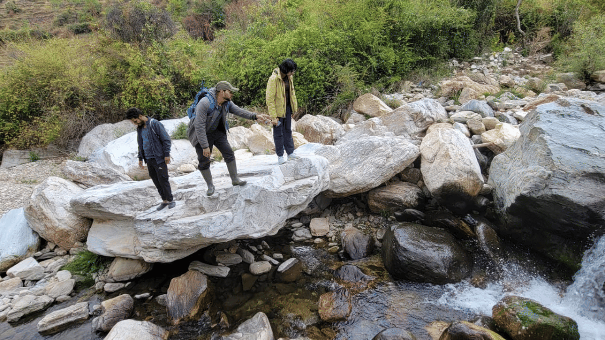 साइंटिस्ट विशाल कुमार प्रसाद की टीम रिसर्च करते हुए | स्पेशल अरेंजमेंट
