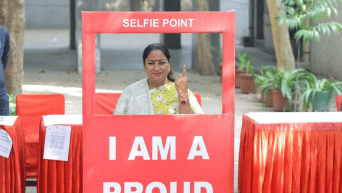 दिल्ली की मुख्यमंत्री रेखा गुप्ता ने रविवार को दिल्ली नगर निगम (एमसीडी) के उपचुनाव में अपना वोट डाला | फोटो: एक्स/@gupta_rekha