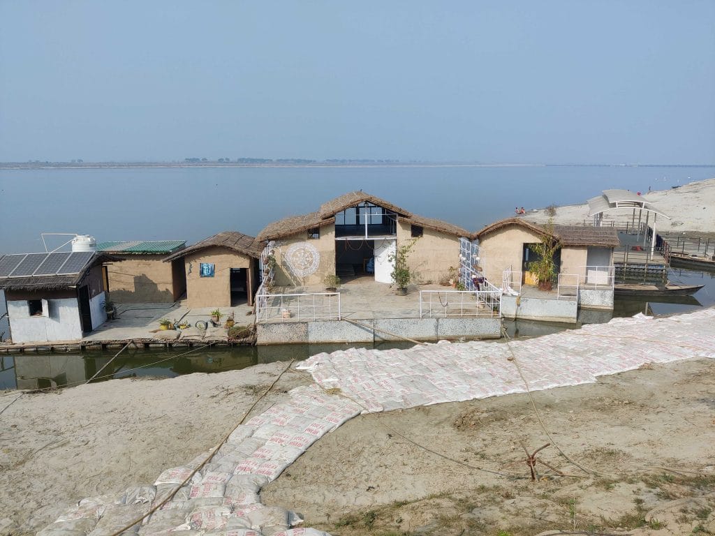 आरा में गंगा नदी पर कुमार प्रशांत द्वारा बनाया गया तैरता हुआ घर | फोटो: कृष्ण मुरारी/दिप्रिंट