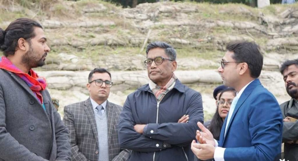 बिहार के मुख्य सचिव प्रत्यय अमृत और भोजपुर के डीएम तनाई सुल्तानिया के साथ कुमार प्रशांत. दिसंबर 2025 में प्रत्यय अमृत ने तैरते घर का दौरा किया और इस पहल की सराहना की | फोटो: स्पेशल अरेंजमेंट