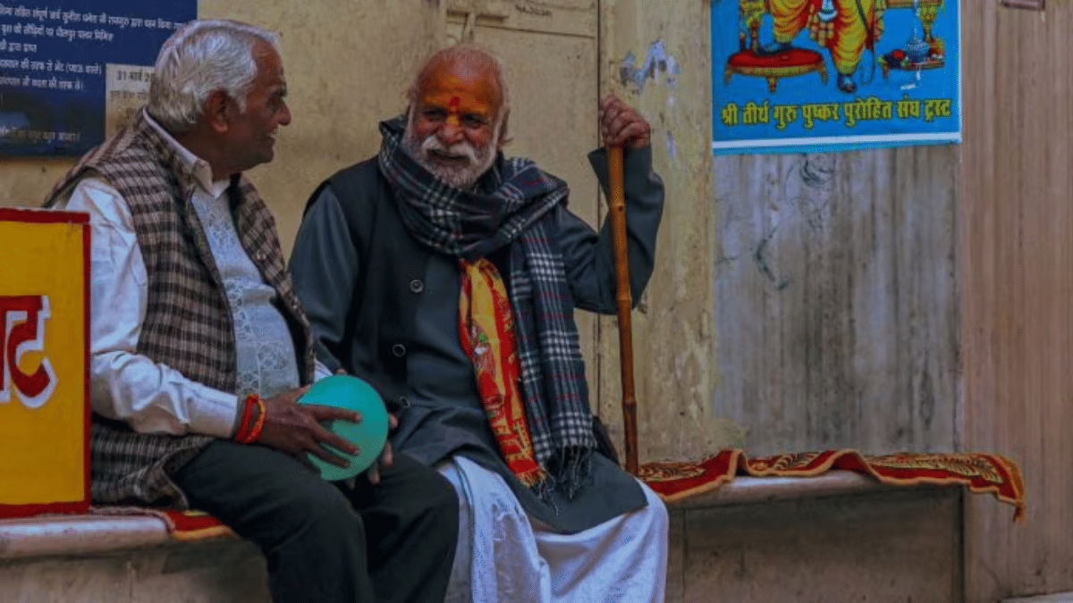 इंडियन अंकल्स का मज़ाक उड़ाइए, लेकिन उन्हें भारत की पूरी तस्वीर मत मानिए